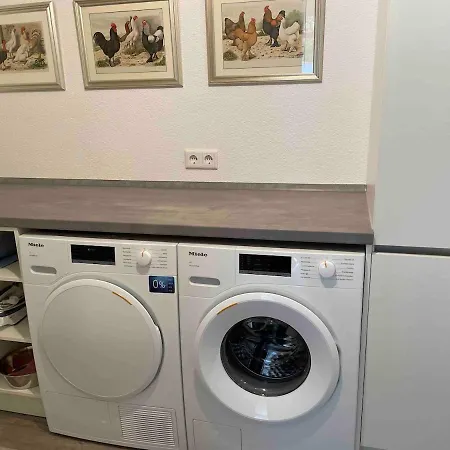 Schoene 2-zi-whg Kueche Bad Terrasse Parken Apartmán *