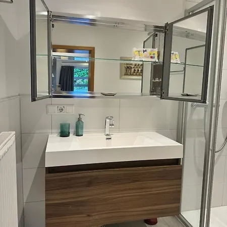 Schoene 2-zi-whg Kueche Bad Terrasse Parken Apartment *