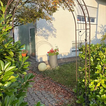 Schoene 2-zi-whg Kueche Bad Terrasse Parken Lägenhet