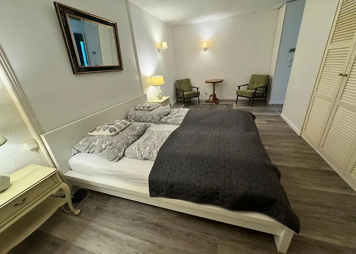 Schoene 2-zi-whg Kueche Bad Terrasse Parken *